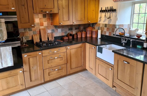 Bourton House | 18th Century Cotswolds Cottage | Parking | Garden - Pass the Keys