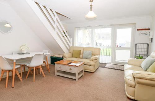 Corton House | 19 Waterside Park