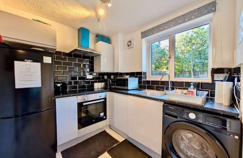 Dagenham Apartment | 1Bed stunning flat with free parking