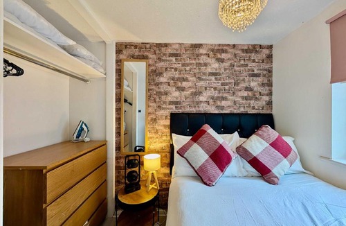 Dagenham Apartment | 1Bed stunning flat with free parking