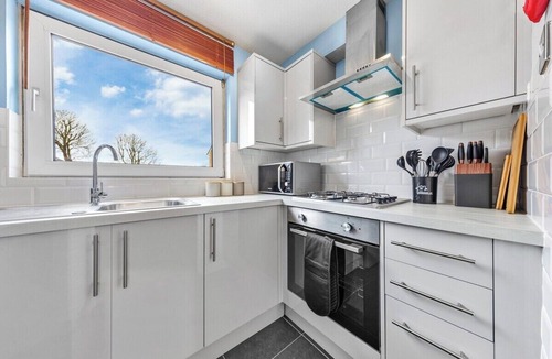 Crawley House | 1BR Free Parking Home Away From Home LGW