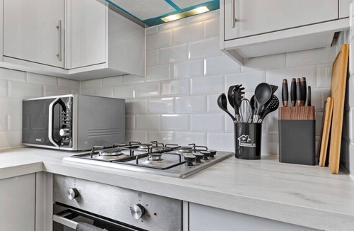 Crawley House | 1BR Free Parking Home Away From Home LGW