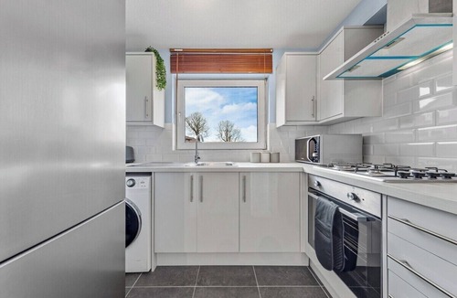 Crawley House | 1BR Free Parking Home Away From Home LGW