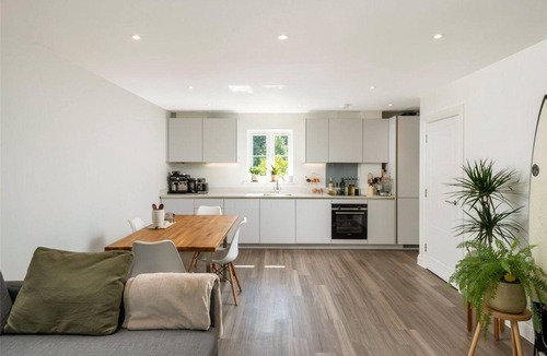 Reigate Apartment | 2 Bed 2 Bath Apt Close to Reigate Station - 2230