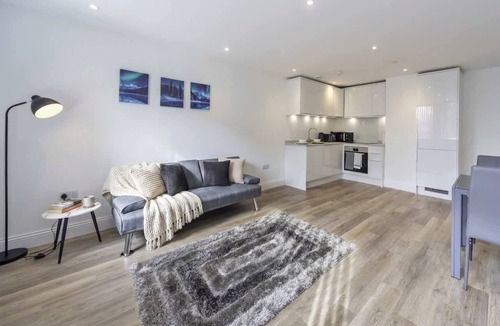 Gravesend Apartment | 2 Bed Apartment in Central Gravesend w Games Room
