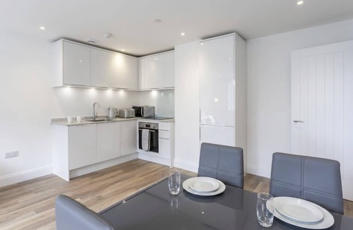 Gravesend Apartment | 2 Bed Apartment in Central Gravesend w Games Room