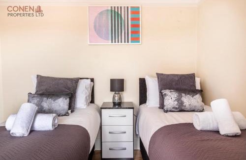 West Thurrock Apartment | 2 Bed Apartment Sleeps 5 - Free Parking Balcony