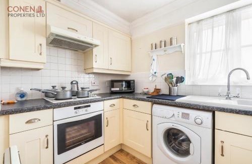 West Thurrock Apartment | 2 Bed Apartment Sleeps 5 - Free Parking Balcony