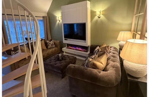 Melrose House | 2 Bed Cottage - Sleeps 4 - Parking - Wifi