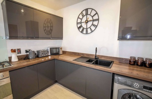 Manchester Apartment | 2 Bed Didsbury Flat | Sleeps 6 | Free Parking