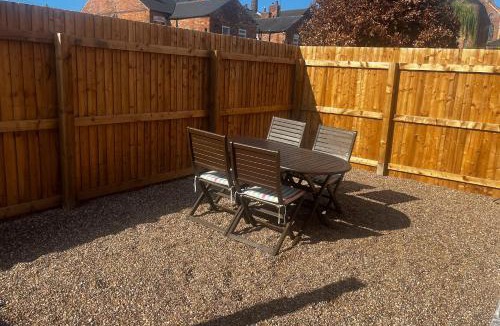 Long Eaton Apartment | 2 Bed Flat - Sleeps 4 - Pets - Garden - Parking