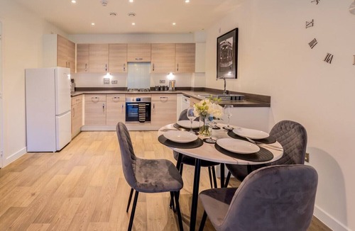 Chatham Apartment | 2-Bed Flat Sleeps 4 with Parking · Walk to Historic Dockyard Chatham