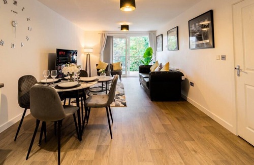 Chatham Apartment | 2-Bed Flat Sleeps 4 with Parking · Walk to Historic Dockyard Chatham
