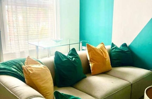 Oadby Apartment | 2 Bed Flat - Sleeps 5 - Pets - Parking - Wifi