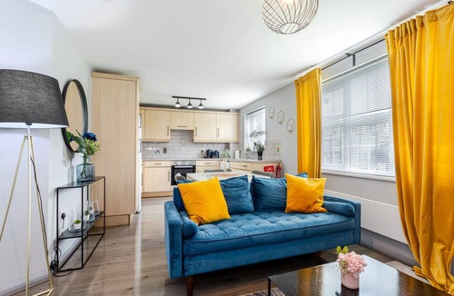 Irlam Apartment | 2-Bed Flat | Trafford Centre | Sleeps 5 | Parking