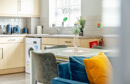 Irlam Apartment | 2-Bed Flat | Trafford Centre | Sleeps 5 | Parking