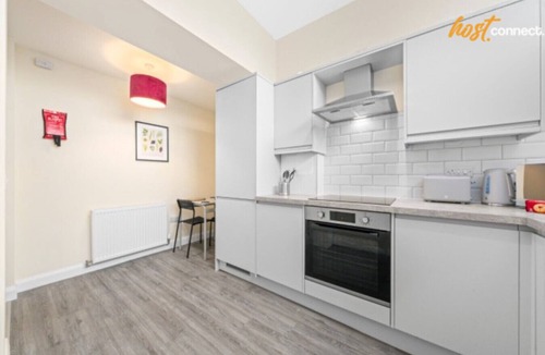 Methil Apartment | 2 Bed Flat With Parking Sleeps 4 in Fife
