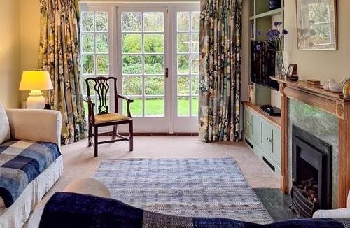 Chilmark Cottage | 2 Bed in Chilmark (oc-w32753)
