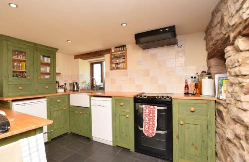 Combs House | 2 Bed in Whaley Bridge oc-pk741