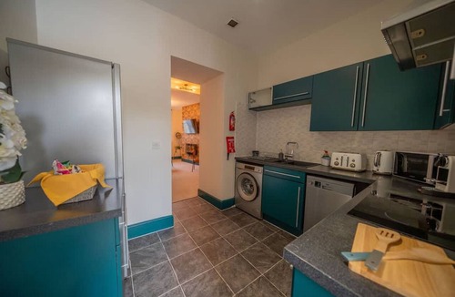 Gloucester Apartment | 2 Bed Refurbished apartment Parking Pet Friendly
