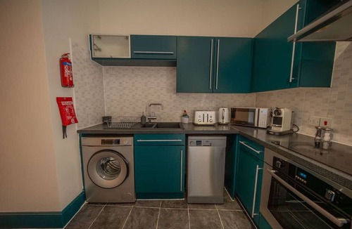 Gloucester Apartment | 2 Bed Refurbished apartment Parking Pet Friendly