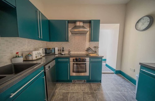 Gloucester Apartment | 2 Bed Refurbished apartment Parking Pet Friendly
