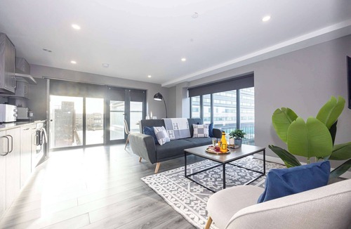 The Docks Apartment | 2 Bed Waterfront Flat | Dock Views | Liverpool