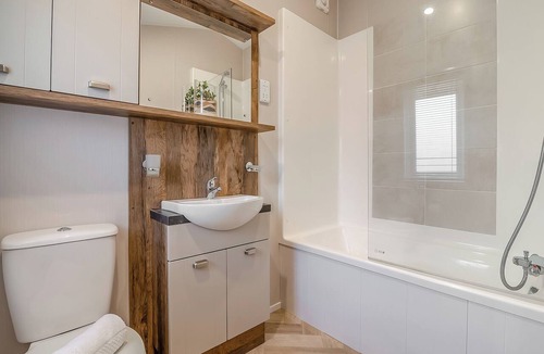 Arnold Ski Chalet | 2 bedroom accommodation in Skirlaugh, Nr Hull