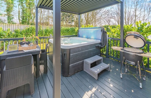 Arnold Ski Chalet | 2 bedroom accommodation in Skirlaugh, Nr Hull