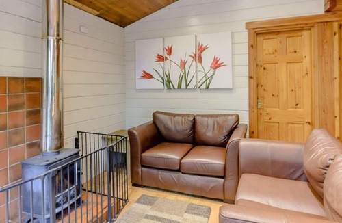 Edwinstowe Cabin | 2 bedroom accommodation in Sherwood Forest, Rufford