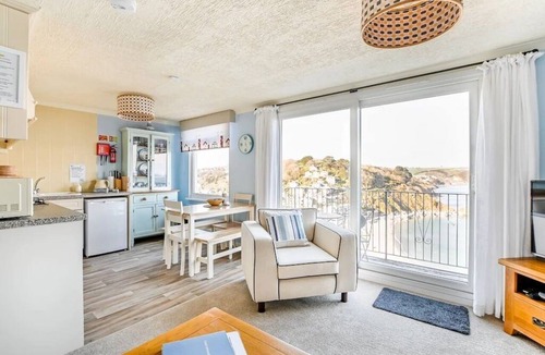West Looe Apartment | 2 bedroom apartment with balcony, panoramic sea views, outisde space and parking