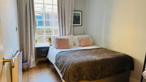 Riverside Apartment | 2 beds by Tower Bridge, Walk to Sights & Dining