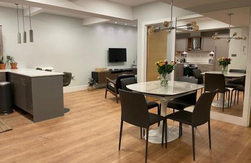 Riverside Apartment | 2 beds by Tower Bridge, Walk to Sights & Dining