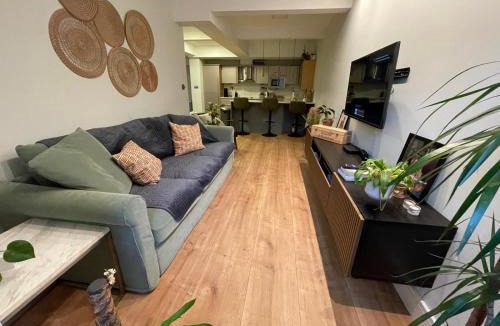 Riverside Apartment | 2 beds by Tower Bridge, Walk to Sights & Dining