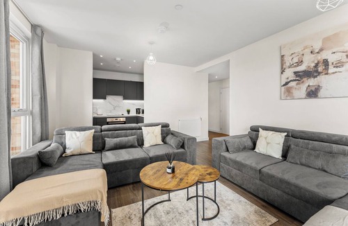 Marlborough Apartment | 2 BR Modern Apt | Sleeps 8 | Balcony | Wi-Fi | Near Wembley