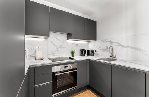 Marlborough Apartment | 2 BR Modern Apt | Sleeps 8 | Balcony | Wi-Fi | Near Wembley