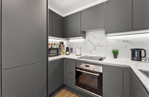 Marlborough Apartment | 2 BR Modern Apt | Sleeps 8 | Balcony | Wi-Fi | Near Wembley