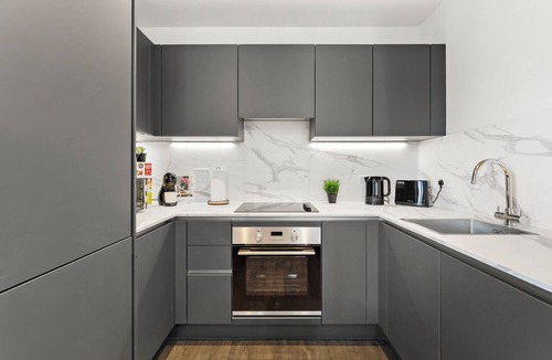 Marlborough Apartment | 2 BR Modern Apt | Sleeps 8 | Balcony | Wi-Fi | Near Wembley