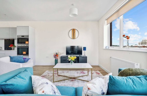 Staines Apartment | 2bed Flat | FREE Parking | Heathrow | Thorpe Park