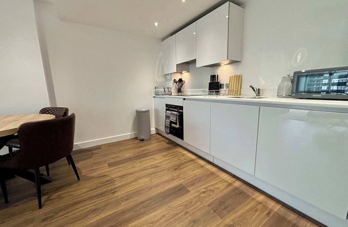 Bracknell Apartment | 2BR Bracknell Apt Near Ascot Racecourse | WiFi