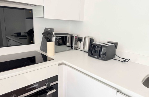 Bracknell Apartment | 2BR Bracknell Apt Near Ascot | Parking & WiFi