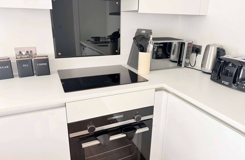 Bracknell Apartment | 2BR Bracknell Apt Near Ascot | Parking & WiFi