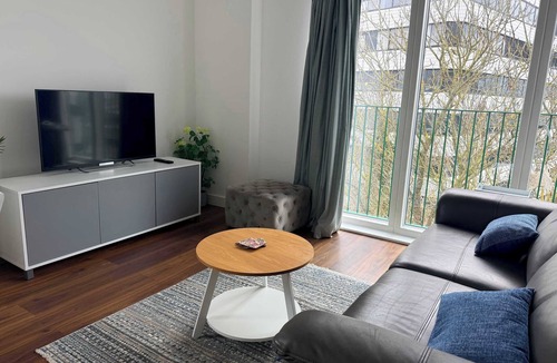 Bracknell Apartment | 2BR Bracknell Apt Near Ascot | Parking & WiFi