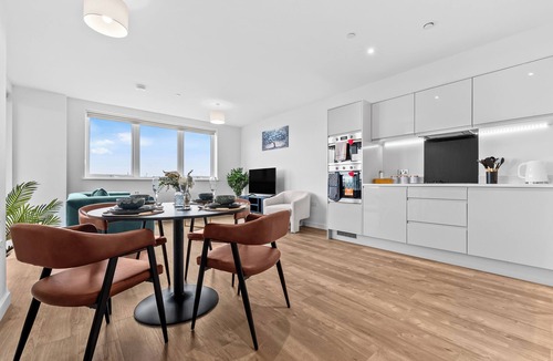 Staines Apartment | 2BR Modern Apartment | 12 Mins to Heathrow