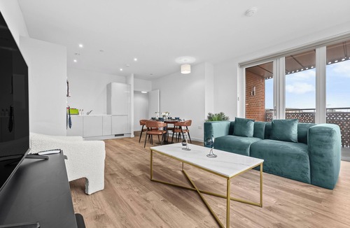 Staines Apartment | 2BR Modern Apartment | 12 Mins to Heathrow