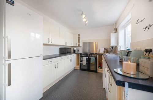 Coventry House | 3 BD Large Garden Driveway Sleeps 8 1 5 Bath