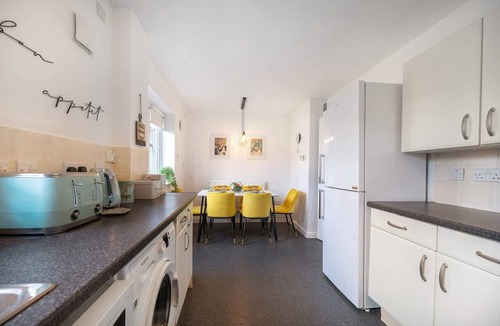 Coventry House | 3 BD Large Garden Driveway Sleeps 8 1 5 Bath