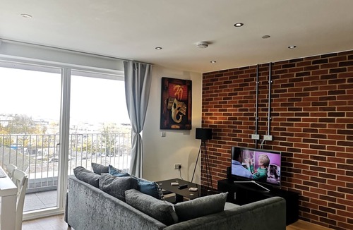 Watford Apartment | 3 Bed, 2 Bath in Watford Town Centre
