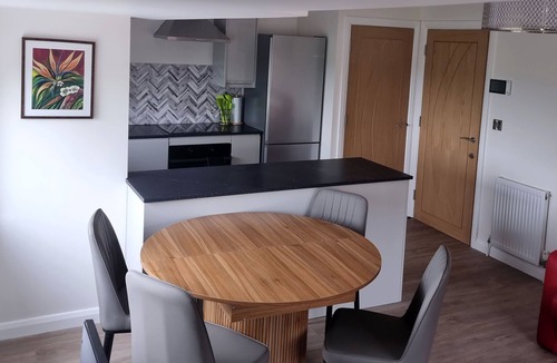 Clyst St Mary Apartment | 3 bed 3 bath new apartment, free parking, 5 minutes from M5