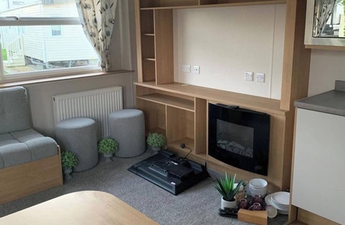 Dymchurch Cabin | 3 Bed Cabin - Sleeps 6 - Wifi, Free Parking, Pets
